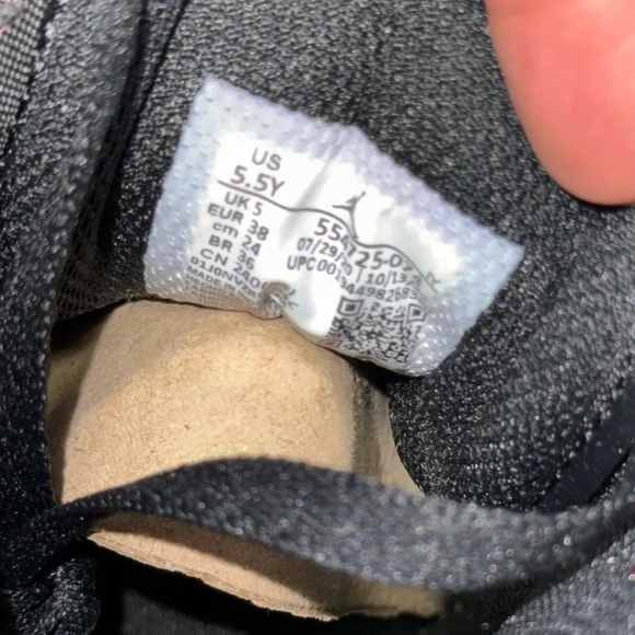 Jordan Sneakers in Red and Black - Picture 6 of 7